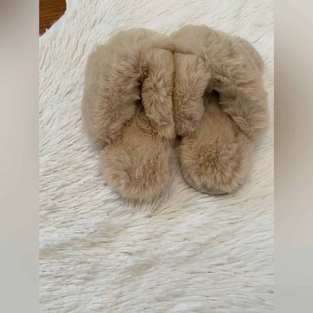 New Express Slippers Size 5-6 (Small) Faux Fur Criss Cross Design Light Pink - Picture 4 of 6